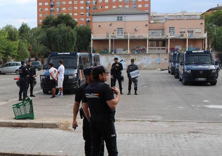 Agentes de la Policía Nacional este jueves en La Coma.