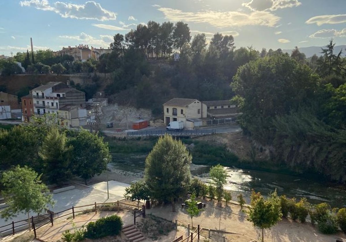 Excorxador de Ontinyent, al fondo de la imagen.