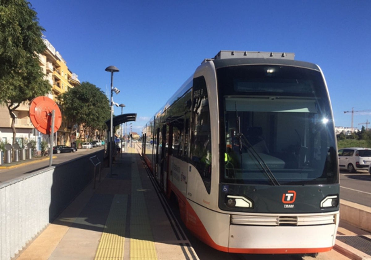 El tranvía a su paso por el casco urbano de Dénia.