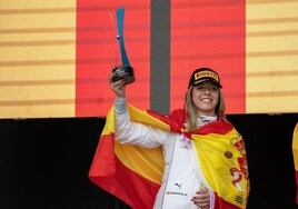 Nerea Martí en el podio del Circuit Ricardo Tormo.