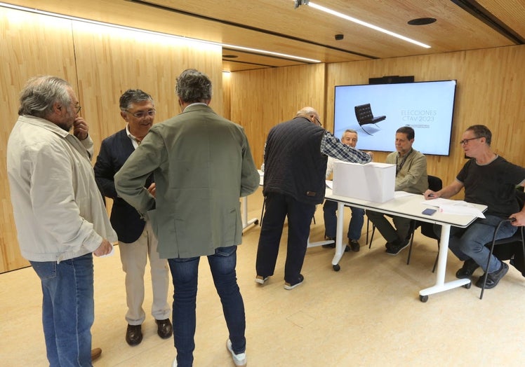 Imagen principal - Un momento de la votación.