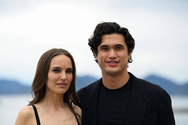 Natalie Portman y Charles Melton