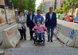 Fernando Giner, durante el recorrido realizado junto a miembros de su candidatura.