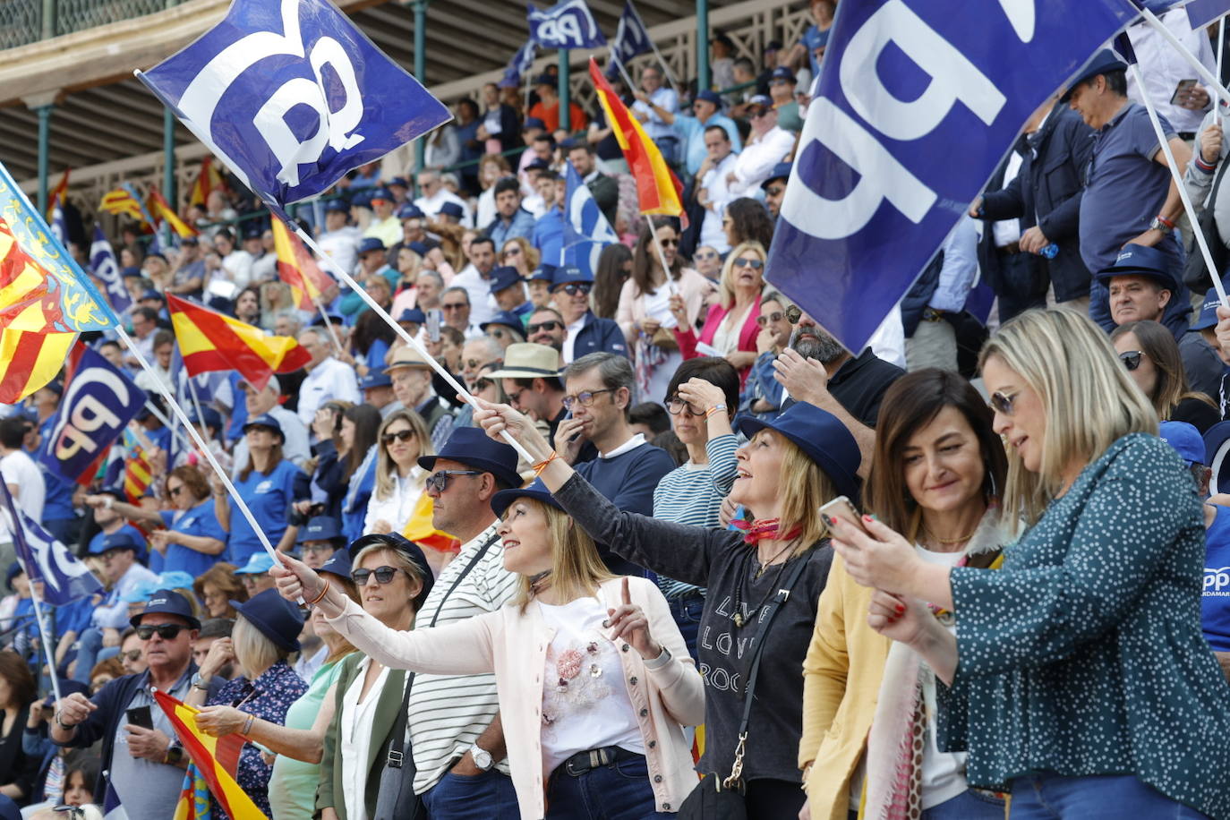 Fotos: el PP llena la plaza de toros en su mitin en Valencia