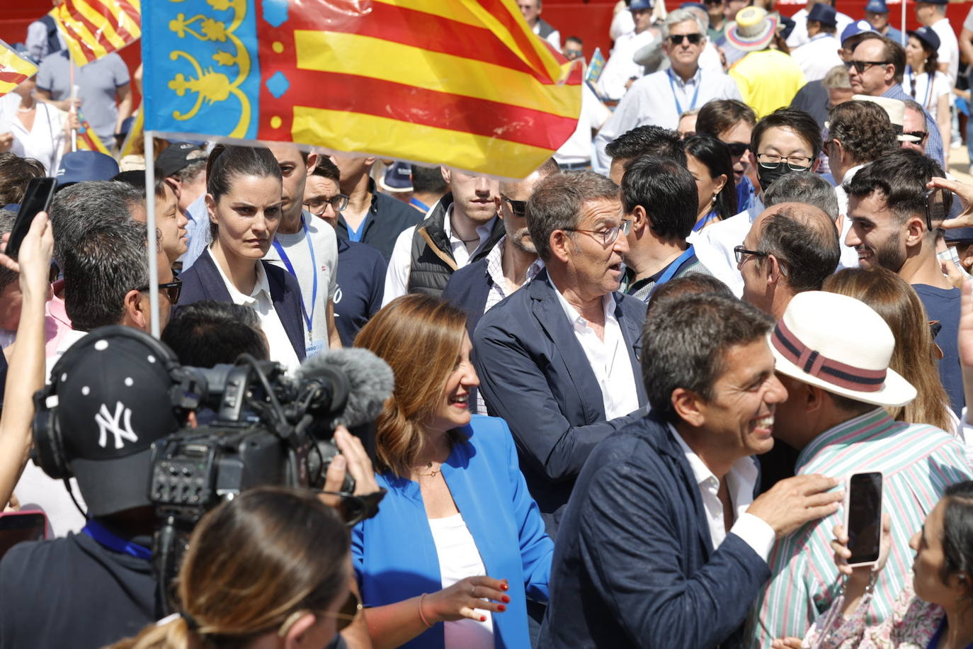 Fotos: el PP llena la plaza de toros en su mitin en Valencia