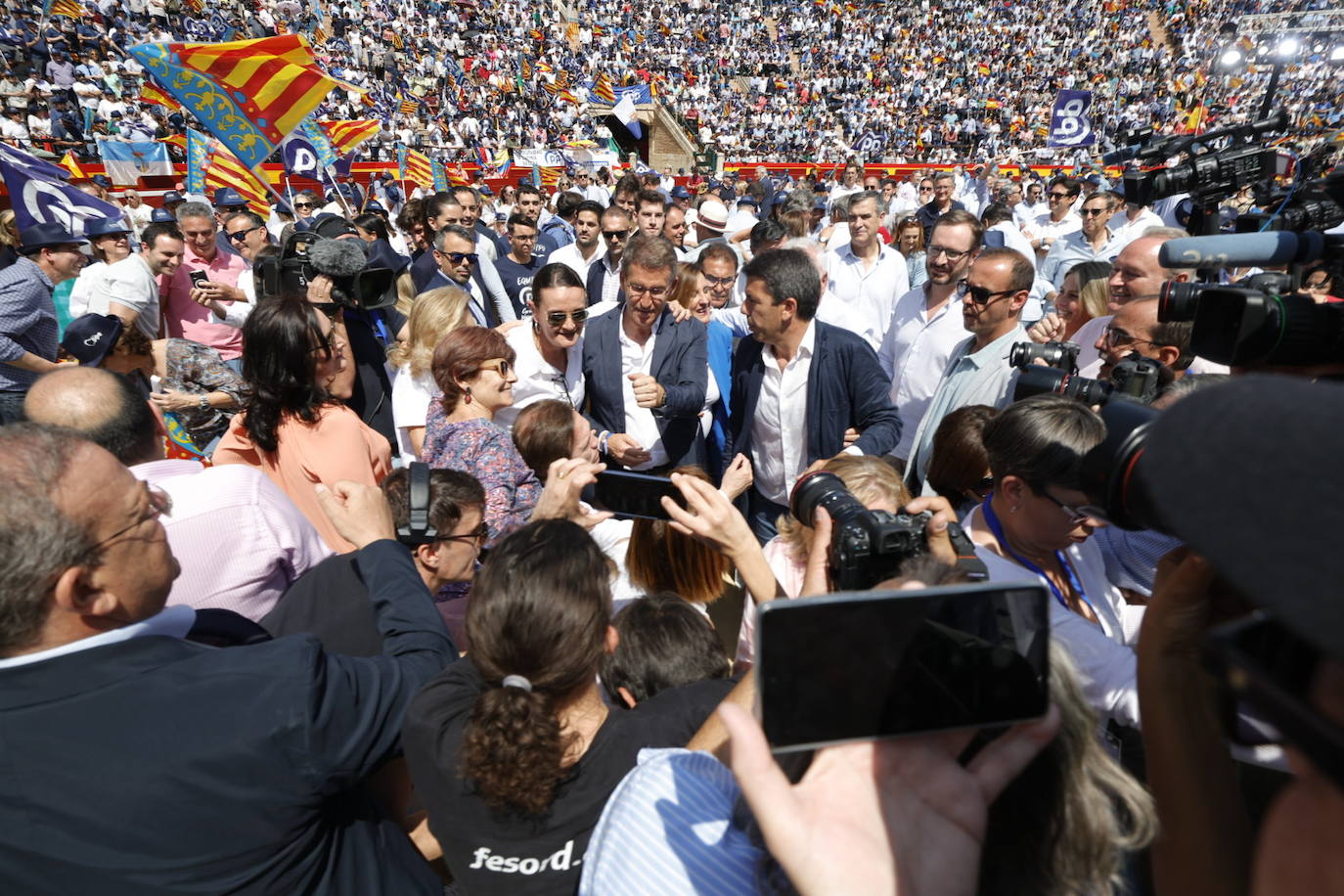 Fotos: el PP llena la plaza de toros en su mitin en Valencia