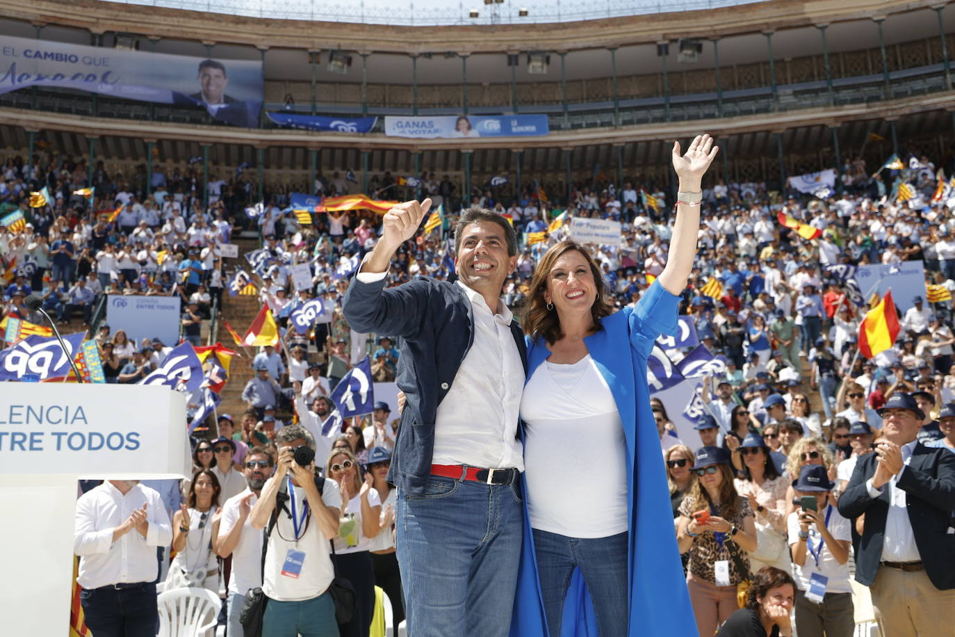 Fotos: el PP llena la plaza de toros en su mitin en Valencia