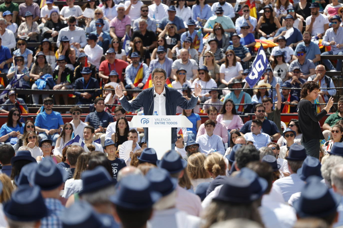 Fotos: el PP llena la plaza de toros en su mitin en Valencia