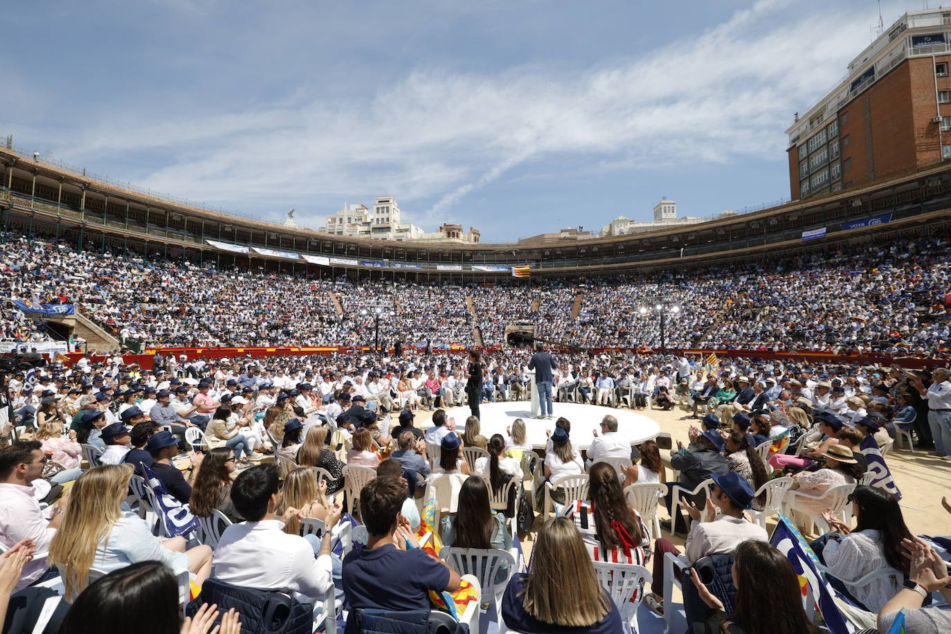 Fotos: el PP llena la plaza de toros en su mitin en Valencia