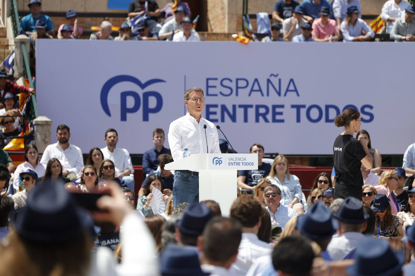 Fotos: el PP llena la plaza de toros en su mitin en Valencia