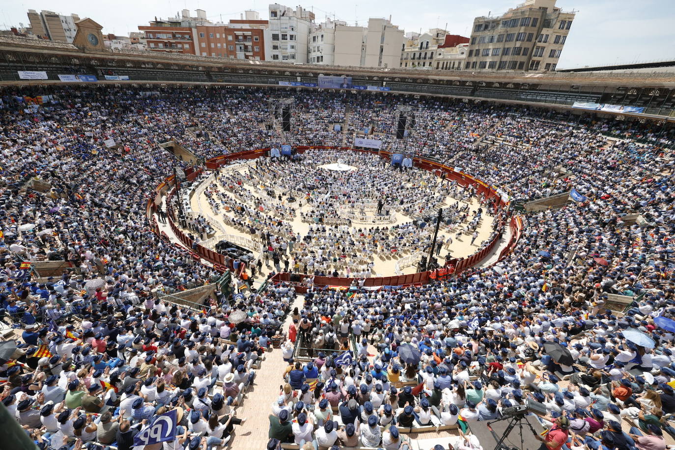 Fotos: el PP llena la plaza de toros en su mitin en Valencia