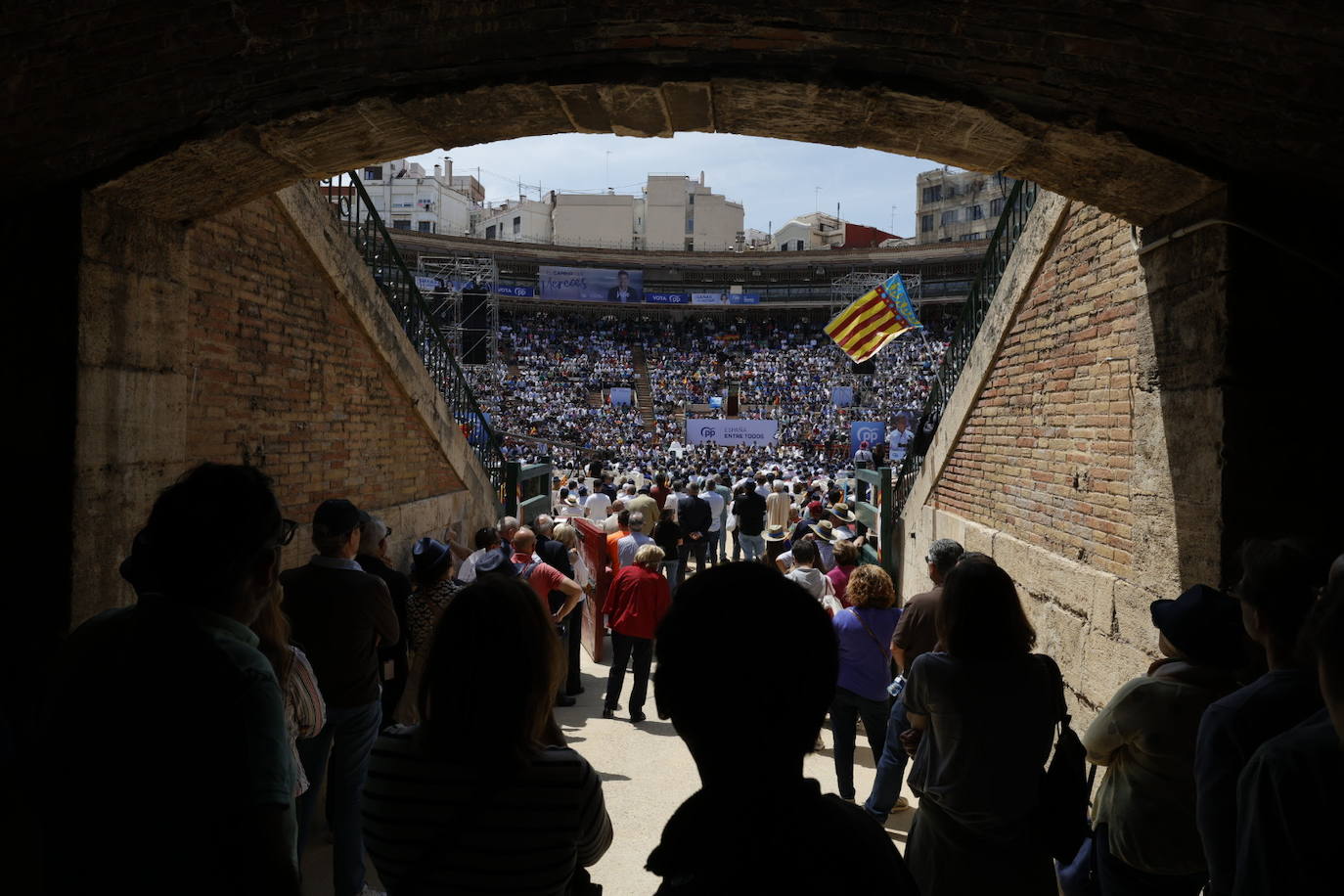 Fotos: el PP llena la plaza de toros en su mitin en Valencia