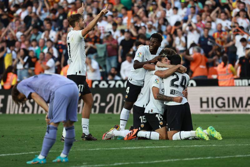 Éxtasis en Mestalla tras ganar al Madrid y agarrar la salvación