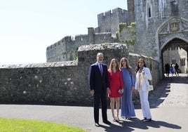 Los Reyes de España con sus hijas en la graduación de la princesa Leonor en el UWC Atlantic College de Gales.