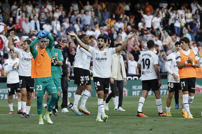 Éxtasis en Mestalla tras ganar al Madrid y agarrar la salvación