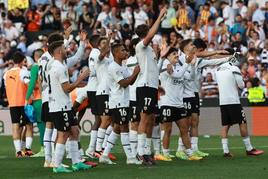 Éxtasis en Mestalla tras ganar al Madrid y agarrar la salvación