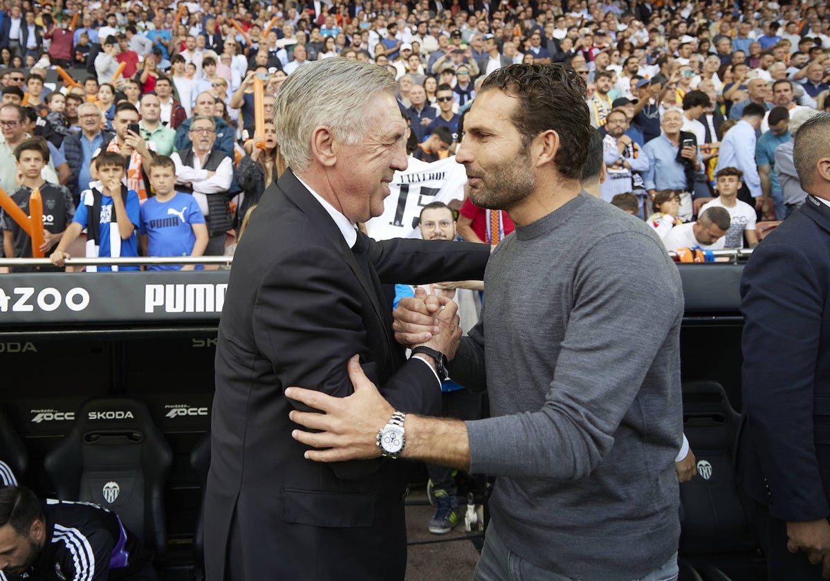 Ancelotti saluda a Baraja antes del partido entre Valencia y Real Madrid.