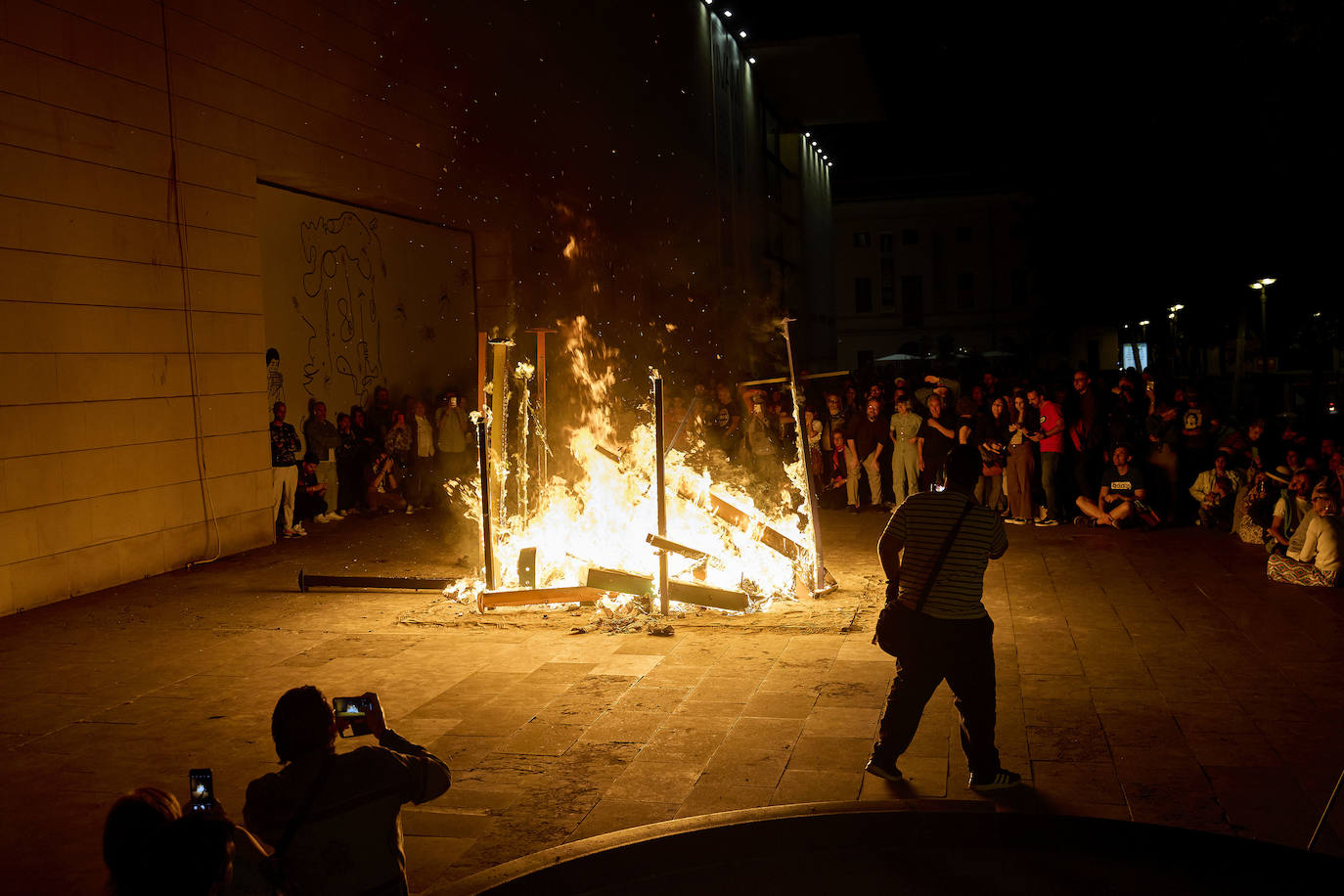 El IVAM festeja la Noche Europea de los Museos con la &#039;cremà&#039; de la falla del artista Alfredo Ruiz