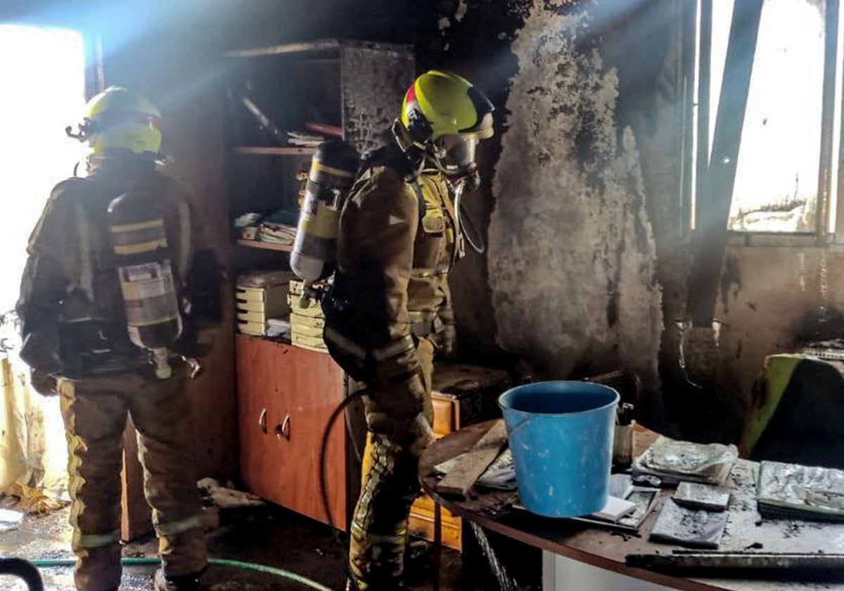 Dos bomberos de los bomberos de la Diputación de Alicante, en el incendio de una vivienda.