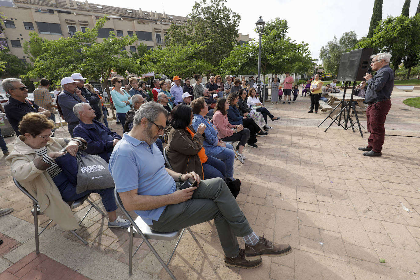 Ribó asiste a un acto de campaña con los vecinos de Castellar