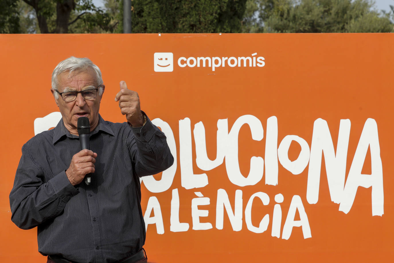 Ribó asiste a un acto de campaña con los vecinos de Castellar