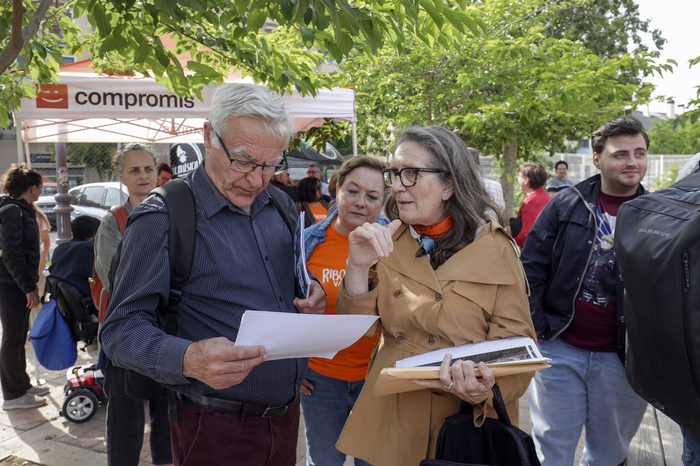 Ribó asiste a un acto de campaña con los vecinos de Castellar