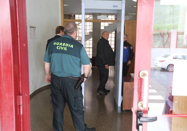 Montesinos, en la entrada de los juzgados de Llíria.