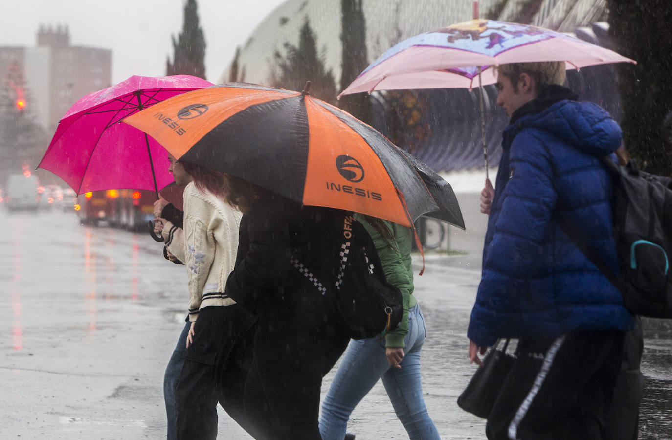 Jóvenes refugiándose de la lluvia.