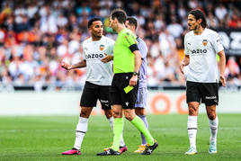 Kluivert y Cavani, protestando al árbitro en Mestalla.