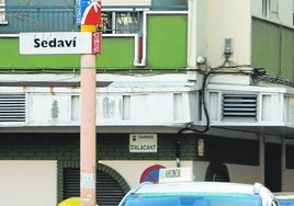 Un taxi, en el centro urbano del municipio.