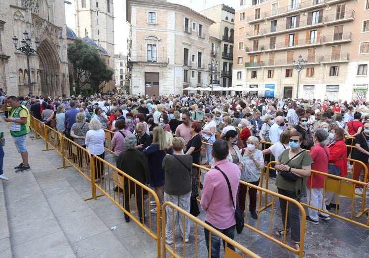 Cola del Besamanos de la Virgen, el pasado año.