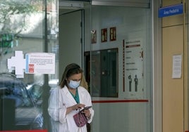 Personal sanitario en el acceso a un centro de salud valenciano.