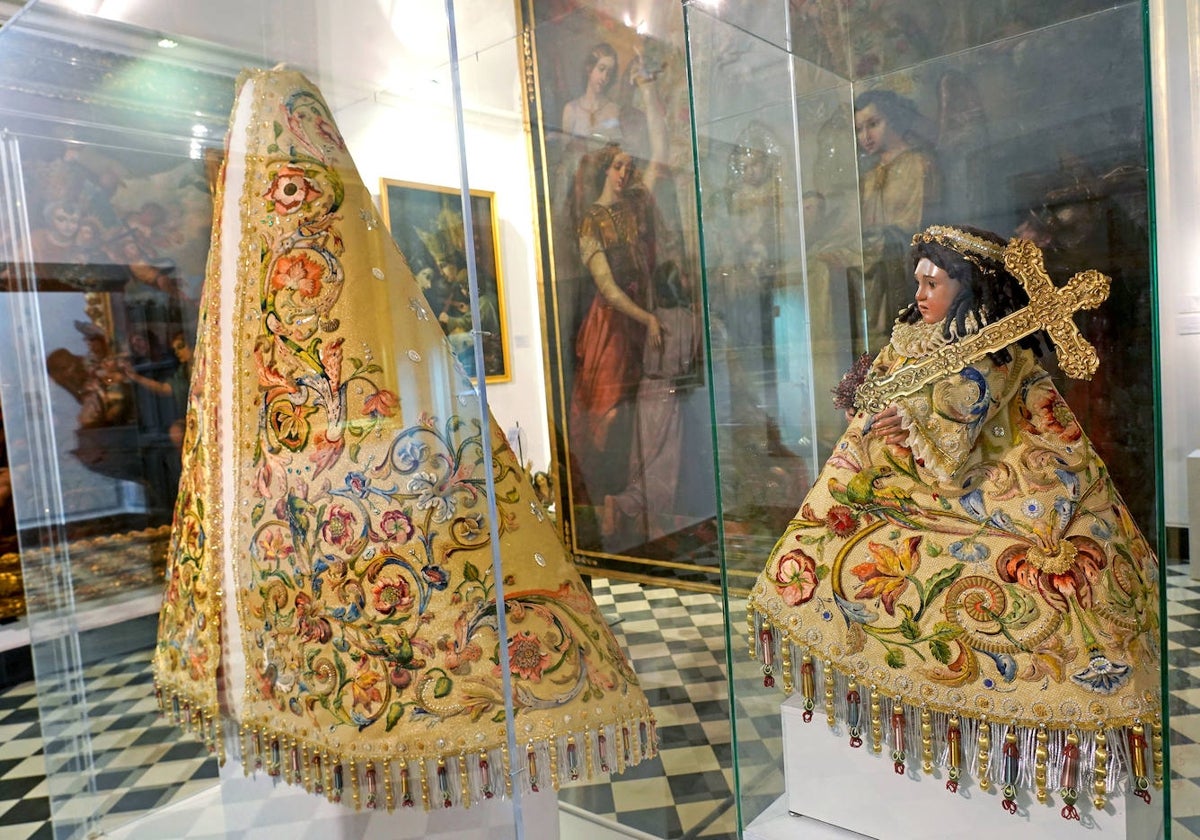 Manto que la Virgen lució en la procesión del centenario de la coronación.