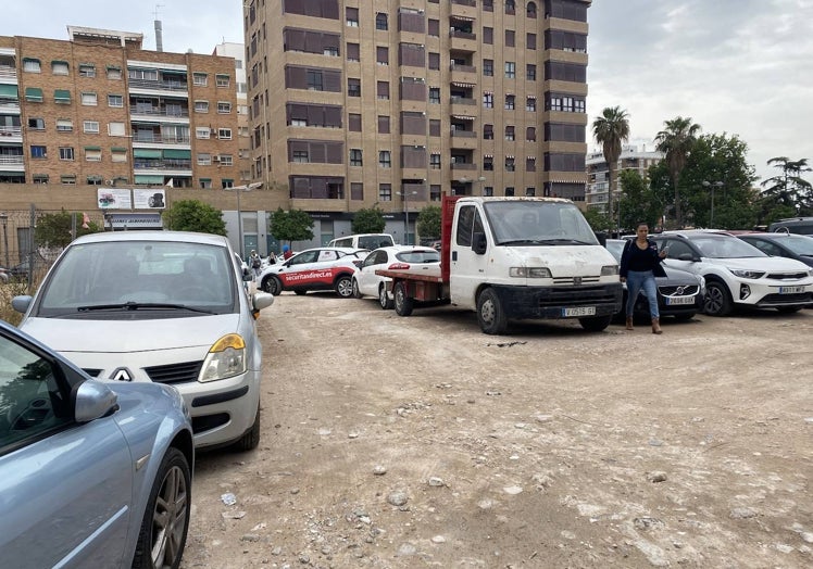 Solar de Hermanos Rivas, lleno de socavones y de coches.