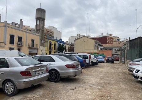 Imagen secundaria 1 - Arriba, solar de la calle Brasil donde piden una residencia y solar situado junto a la alquería de la Ponsa.