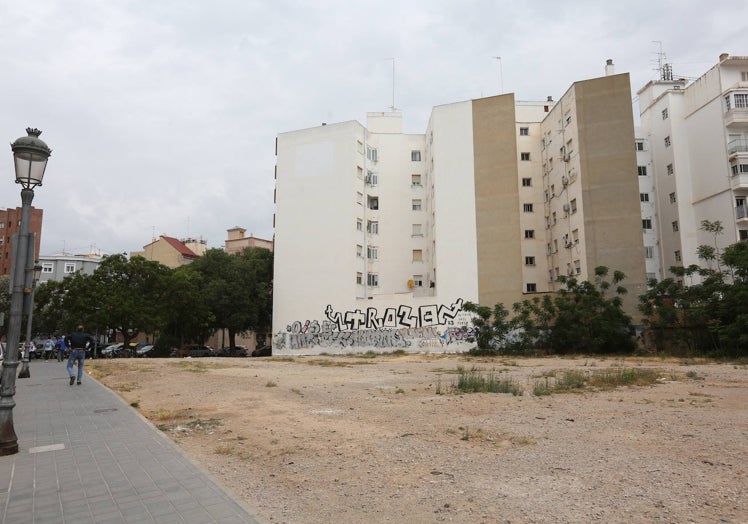 Imagen principal - Arriba, solar de la calle Brasil donde piden una residencia y solar situado junto a la alquería de la Ponsa.