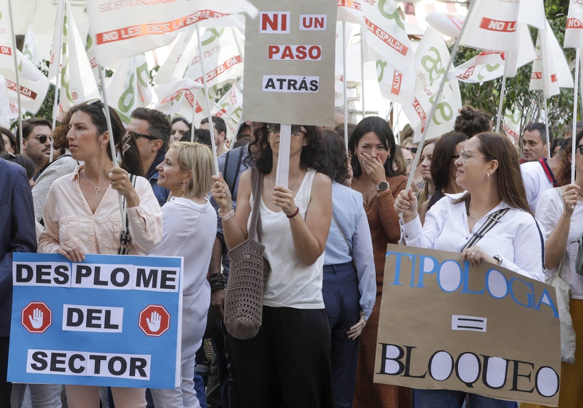 Asistentes a la concentración celebraba frente al Palau de la Generalitat contra el nuevo decreto de servicios sociales.