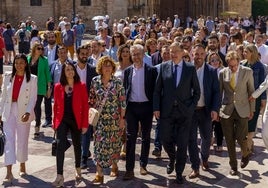 Ximo Puig y los candidatos del PSPV, un día soleado en la plaza de la Virgen.