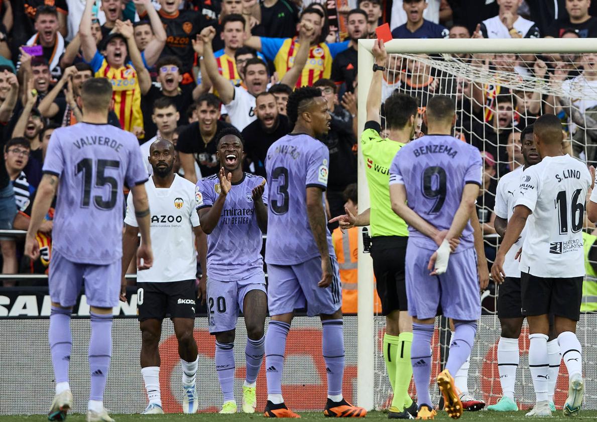 De Burgos Bengoetxea expulsa a Vinícius en Mestalla.