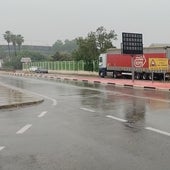 Varios coches quedan atrapados por la acumulación de agua en pasos inundables de Xàtiva