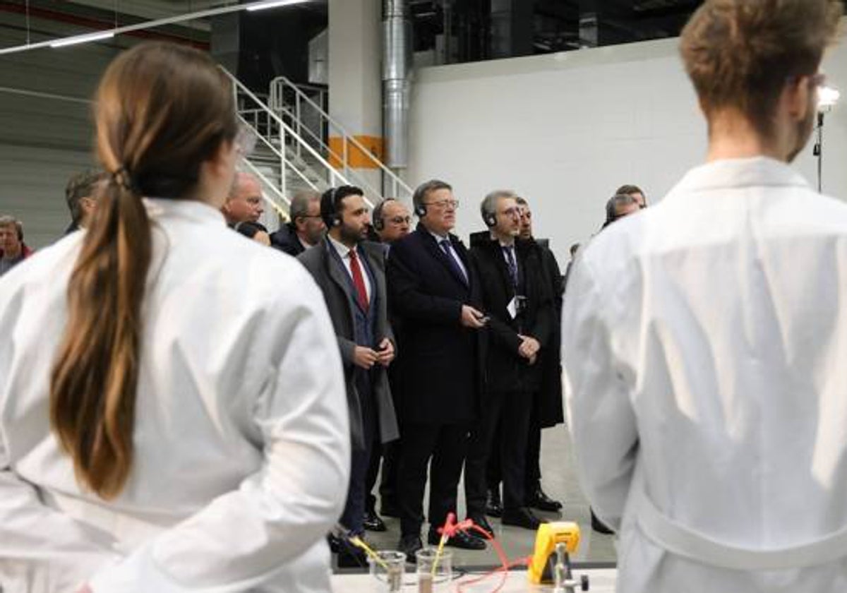 Ximo Puig en una demostración de alumnos de Volkswagen en Alemania.