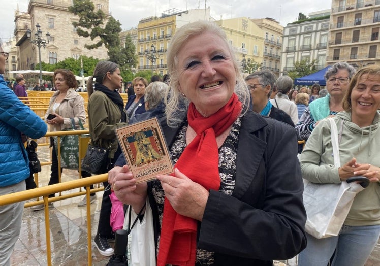 Imagen principal - Ana Carrión con una estampa del centenario de la coronación; Lola Gimeno y Alicia Aguilera, recién jubiladas; y el agricultor Miguel Ángel Chover.