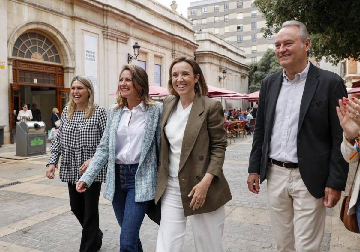 La secretaria general del PP, Cuca Gamarra, la presidenta provincial del PP de Castellón, Marta Barrachina (i), la candidata del PP a la Alcaldía, Begoña Carrasco