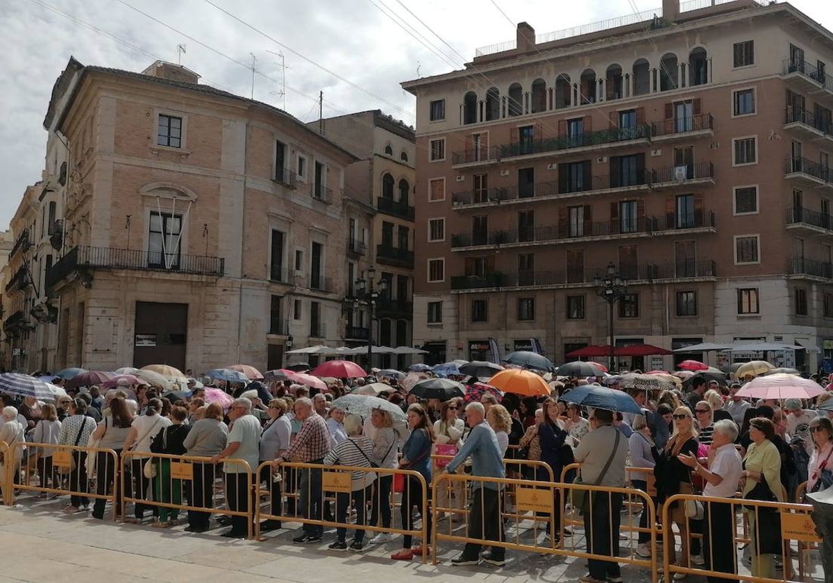 Cola en la plaza de la Virgen para participar en el Besamanos de la Virgen.