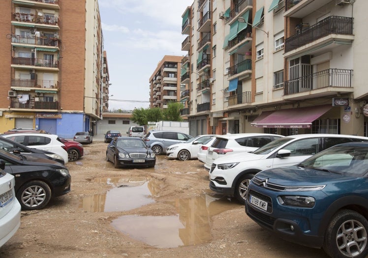 Imagen principal - Solar lleno de charcos en Escultor Salzillo; Solar sin uso junto al centro Misericordia y segunda planta del parking de Tres Forques, cerrada,