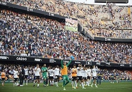 Los jugadores del Valencia saludan a la grada a la conclusión del partido.