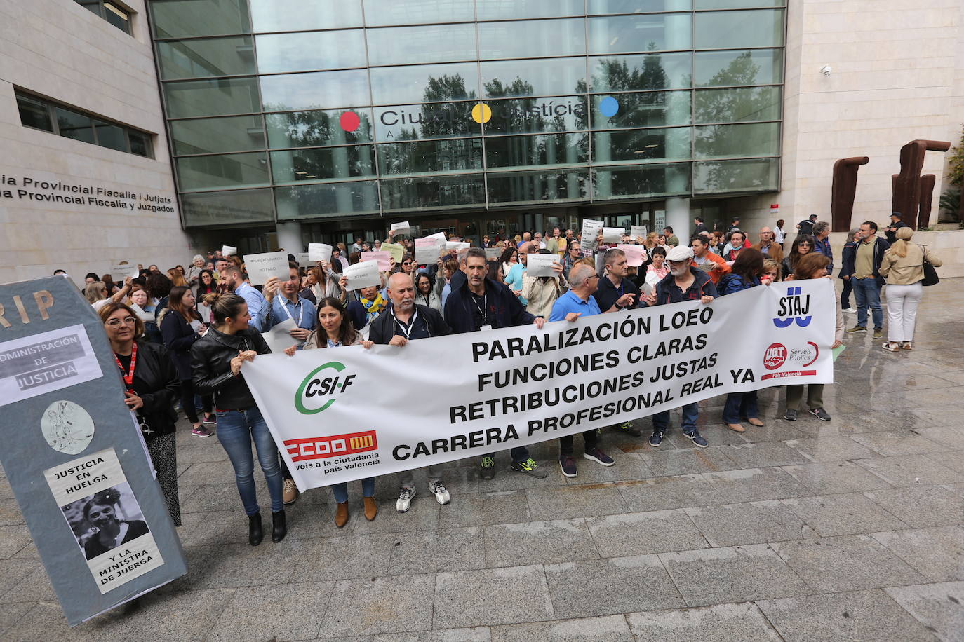 Protesta de funcionarios este miércoles en la Ciudas de la Justicia de Valencia.