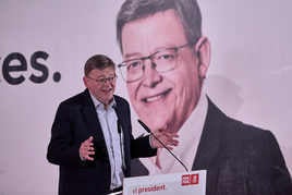 Ximo Puig durante su intervención en el Museu Faller de Gandia.