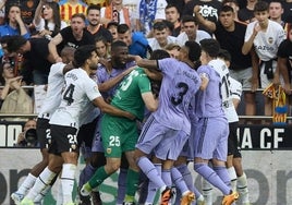 Tangana entre jugadores de Valencia y Real Madrid en la que vio la roja Vinicius.