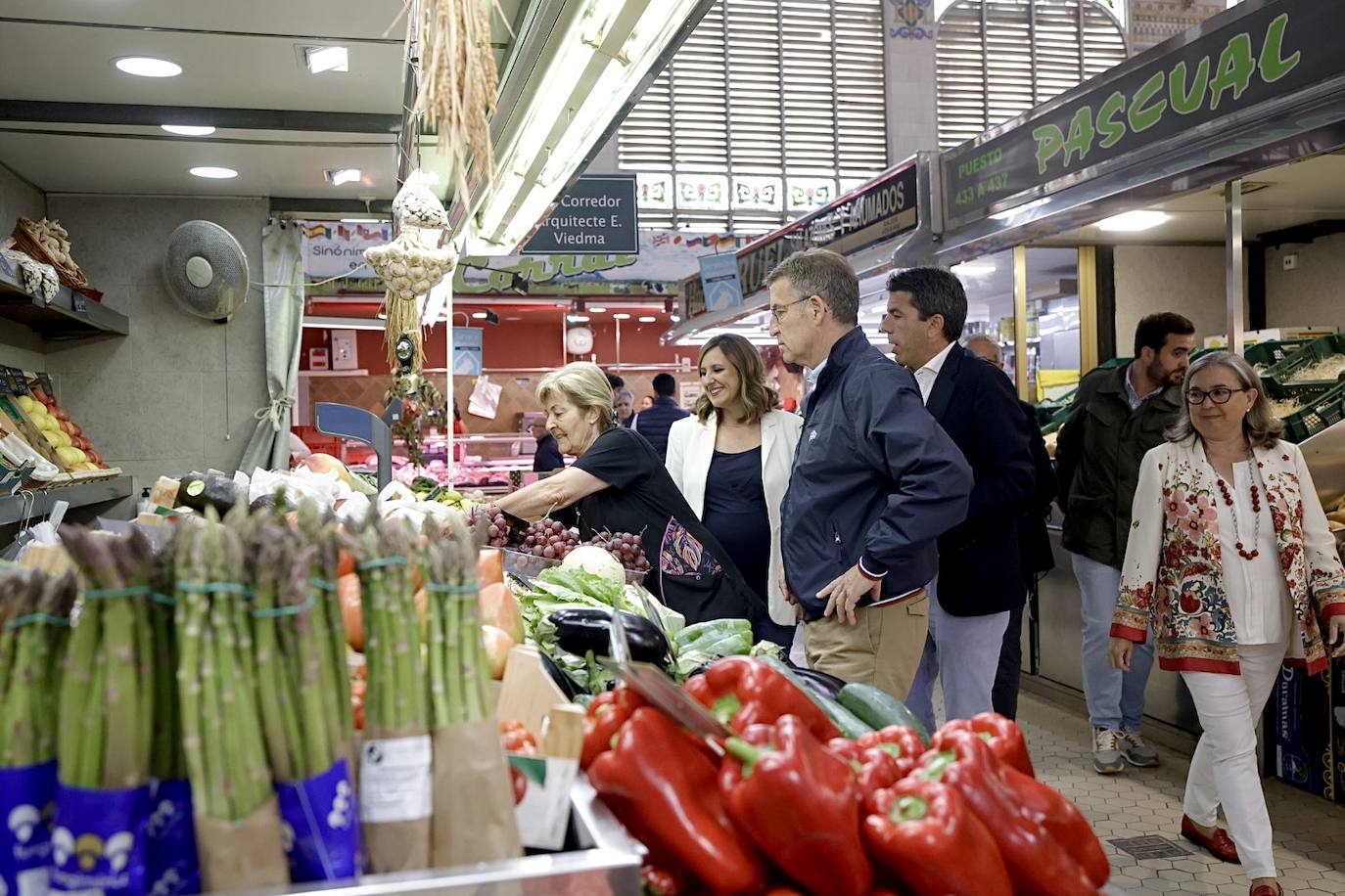 Fotos | Feijóo vuelve a Valencia: del mercado Central a la Fundación Bancaja